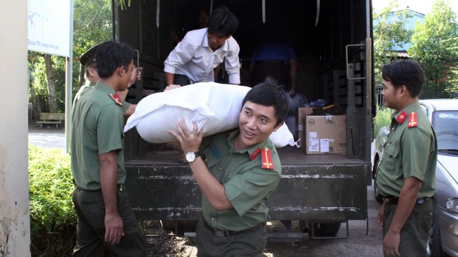 Cán bộ, chiến sĩ Tổng cục An ninh chuyển quà tặng bà con ở Bạc Liêu