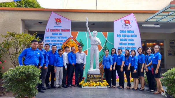 Các bạn trẻ trong ngày khánh thành tượng Anh hùng Lý Tự Trọng - Ảnh: C.K