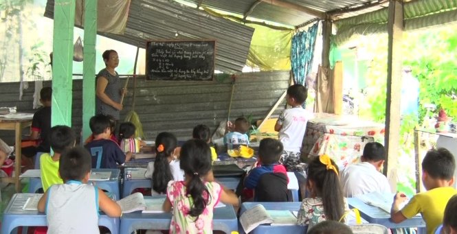 Lớp học hè miễn phí của bà Lâm Thị Năm - Ảnh: HỮU SONG