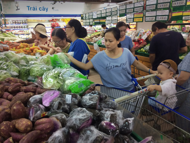 Bên cạnh việc mua trà, cà phê đóng gói có thể phải đóng thuế tiêu thụ đặc biệt, người dân mua các mặt hàng nhu yếu phẩm khác tới đây cũng phải tăng chi trả nếu thuế VAT tăng - Ảnh: Châu Anh
