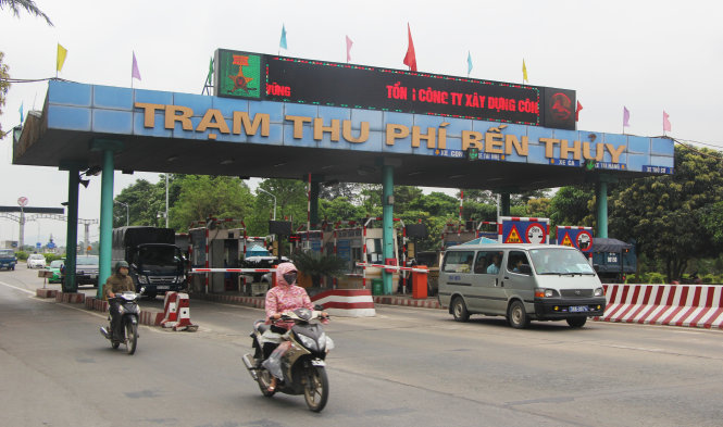Trạm thu phí cầu Bến Thủy 1 qua sông Lam nối hai tỉnh Nghệ An, Hà Tĩnh từng ồn ào một thời gian dài do người dân phản đối - ẢNH: DOÃN HÒA