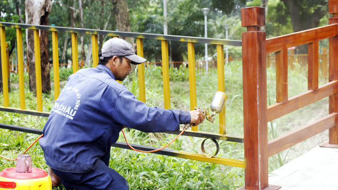 Công nhân đang gấp rút hoàn thành những hạng mục cuối cùng của công trình - Ảnh: HỒNG LY