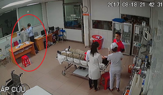 Hình ảnh ông Thắng dùng tay tát nữ nhân viên Bệnh viện Đa khoa 115 Nghệ An - Ảnh: D.HÒA chụp lại từ video clip