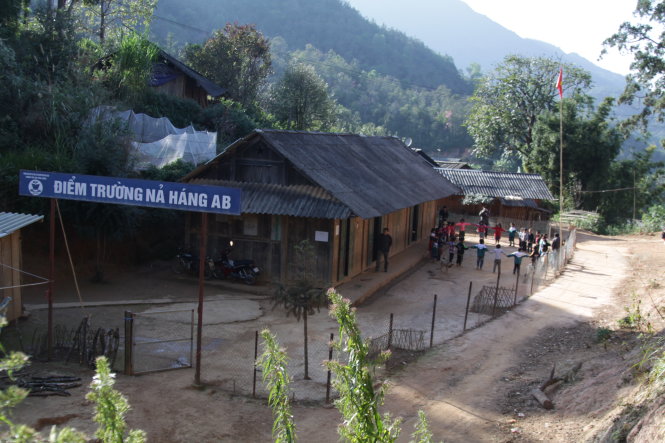 Học sinh đến trường ở điểm trường Nả Háng AB, Púng Luông, Mù Cang Chải - Ảnh: Lê Trung Kiên LÊ TRUNG KIÊN