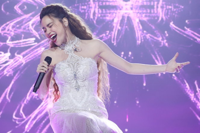 Hồ Ngọc Hà rạng ngời trong đêm nhạc Cả một trời thương nhớ.