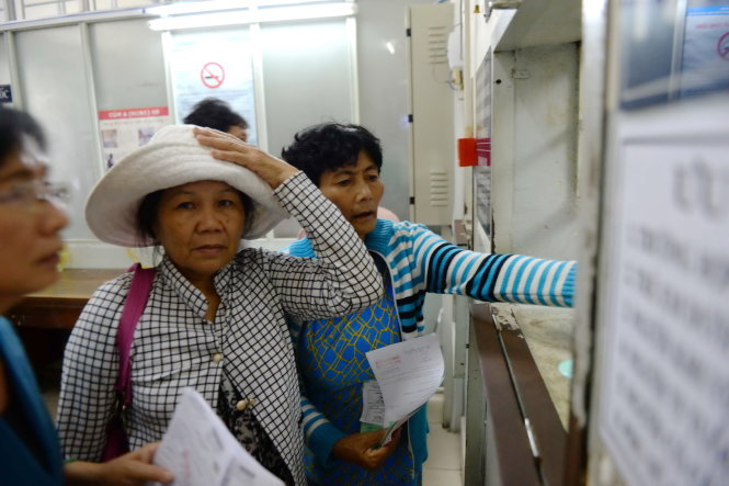 Người dân nhận thuốc bảo hiểm y tế tại Bệnh viện Ung bướu TP.HCM -  Ảnh: HỮU KHOA