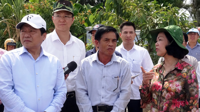 Bà Trương Thị Mai làm việc với huyện Lý Sơn - Ảnh: TRẦN MAI