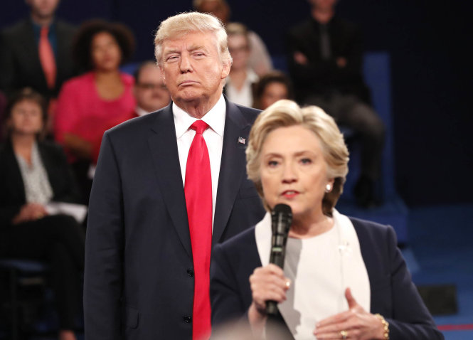 Ông Trump và bà Clinton trong một phiên tranh luận trực tiếp trên truyền hình - Ảnh: Reuters