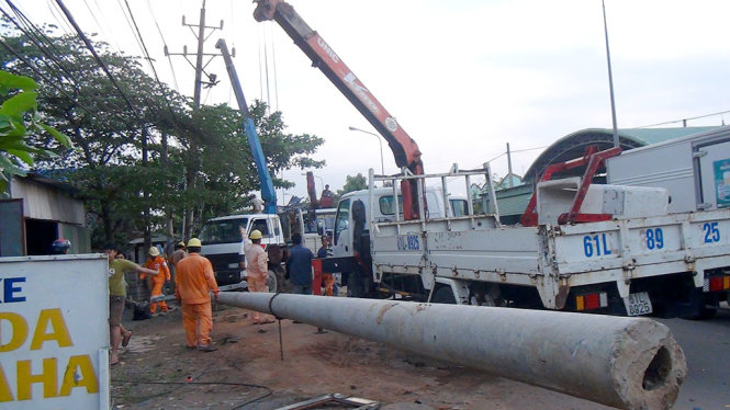 Điện lực Tân Uyên thay cột khắc phục sự cố mất điện - Ảnh: ĐÌNH TRỌNG