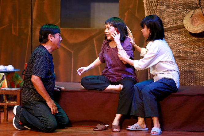 Từ trái qua: NSƯT Thành Hội (vai Sang), nghệ sĩ Ái Như (vai Bún), Hoàng Vân Anh (vai Nhớ) trong Hồi xưa biển ngọt - Ảnh: GIA TIẾN