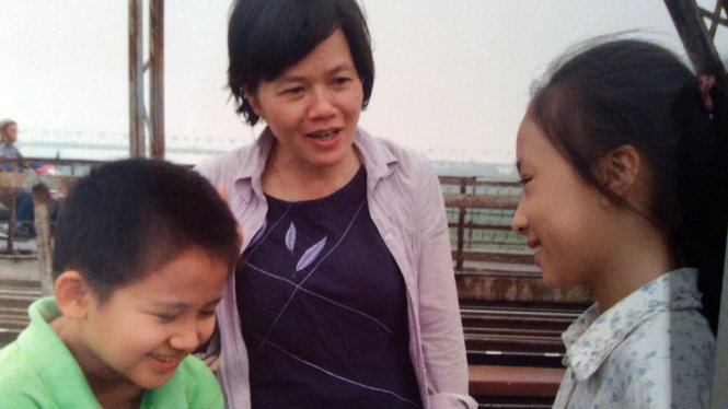 Đạo diễn Nhuệ Giang hướng dẫn cho hai diễn viên nhí trong phim Tâm hồn mẹ