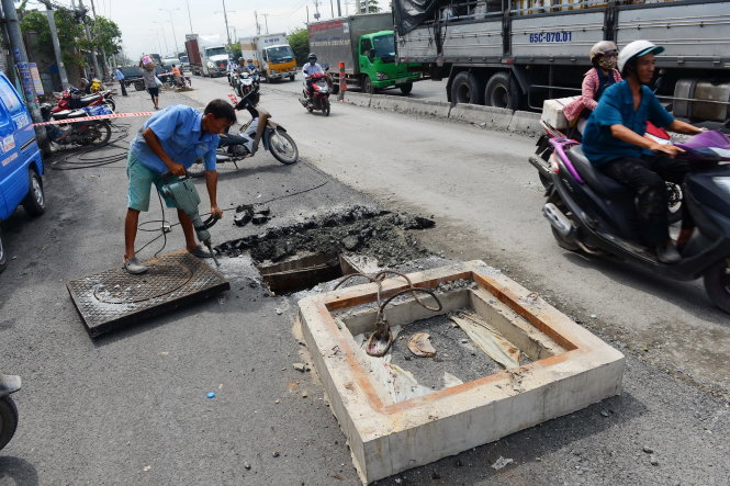 Tái lập mặt đường bê bối, kém chất lượng trên quốc lộ 1 đoạn qua Q.12, TP.HCM - Ảnh: QUANG ĐỊNH