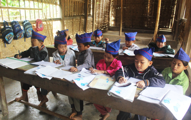 Học sinh tiểu học xã Lượng Minh, huyện Tương Dương, Nghệ An - Ảnh: DOÃN HÒA
