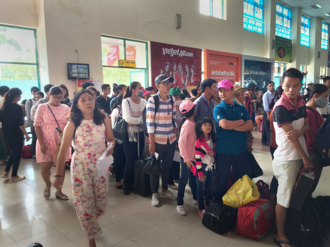 Việc chậm, hủy chuyến bay hoặc được “bay sớm” của các hãng hàng không đã làm ảnh hưởng đến ngành du lịch. Trong ảnh: khách du lịch miền Trung xếp hàng chờ làm thủ tục bay - Ảnh: CHÂU ANH