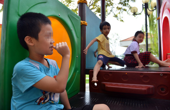 Trẻ em cắn móng tay, một thói quen không tốt - Ảnh: DUYÊN PHAN