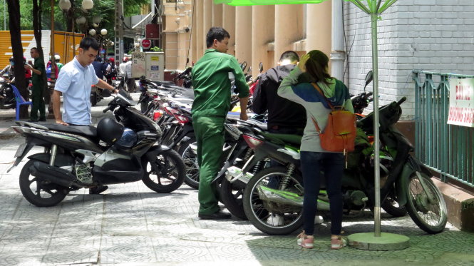 Bãi xe trên lề đường Hai Bà Trưng hoạt động trở lại - Ảnh: L.Điền