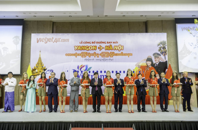 Ông Phạm Bình Minh, Uỷ viên bộ chính trị, Phó Thủ tướng Chính phủ, Bộ trưởng bộ Ngoại giao, Ông Hoàng Trung Hải, Ủy viên bộ chính trị, Bí thư thành uỷ Tp. Hà Nội, Ông U Ohn Maung - Bộ trưởng Bộ Khách sạn và Du lịch Myanmar cùng các lãnh đạo cấp cao của Việt Nam, Myanmar và đại diện Vietjet thực hiện nghi thức công bố đường bay mới - ảnh: VJ