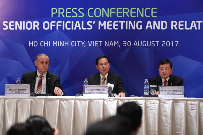 Từ trái qua: Giám đốc điều hành ban thư ký APEC Alan Bollard, Chủ tịch SOM APEC 2017 Bùi Thanh Sơn,  Chủ tịch Hội đồng tư vấn doanh nghiệp APEC (ABAC) Hoàng Văn Dũng tại cuộc họp báo chiều 30-8 - Ảnh: Hữu Khoa