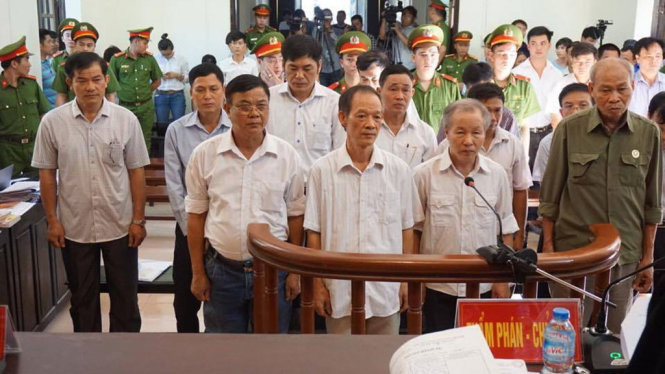 Các bị cáo tại phiên tòa sơ thẩm - Ảnh: XUÂN LONG