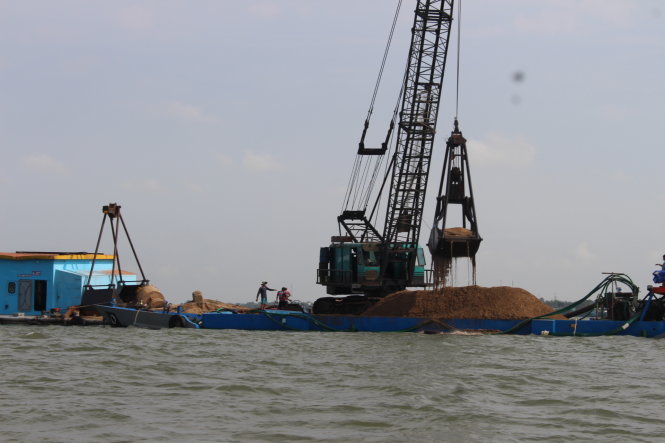 Khai thác cát trên sông Tiền khu vực Đồng Tháp - Ảnh: TIẾN TRÌNH