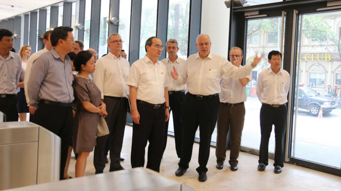 Bí thư Thành ủy TP.HCM Nguyễn Thiện Nhân tham quan dự án Ngôi Nhà Đức tại TP.HCM (Q.1), ngày 30-8 - Ảnh: TIẾN LONG