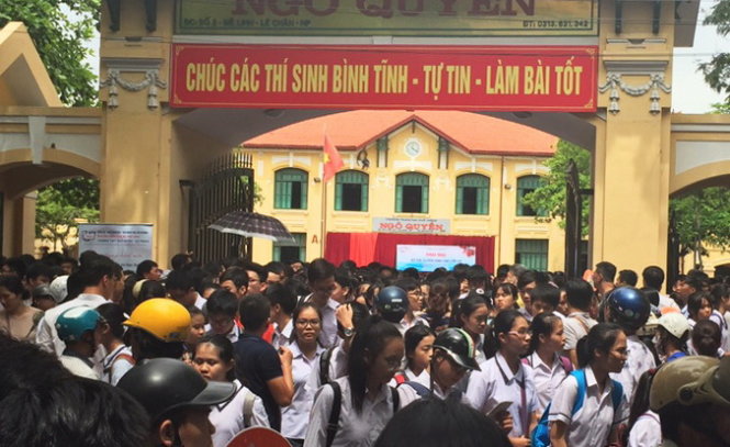 Các thí sinh tham dự kỳ thi tuyển sinh vào lớp 10 năm 2017 tại Hải Phòng - Ảnh: ĐỨC TIẾN