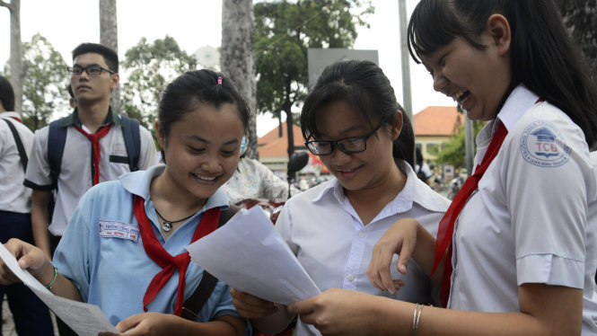Học sinh thi môn toán vào lớp 10 tại điểm thi Trường THCS Công Định (Bình Thạnh, TP.HCM) năm 2016 - Ảnh: Duyên Phan