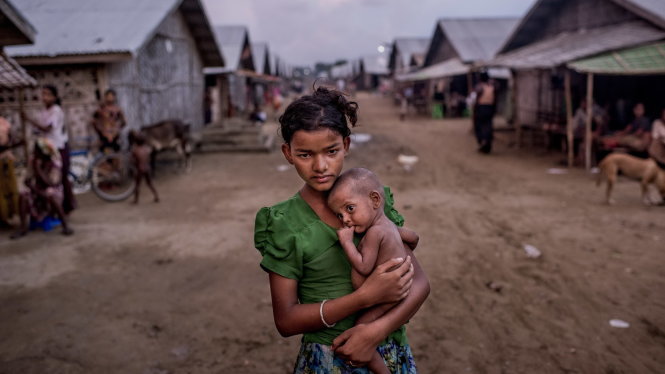 Trong một trại tị nạn của người Rohingya ở vùng giáp biên giới Myanmar - Bangladesh. -Ảnh: The New York Times