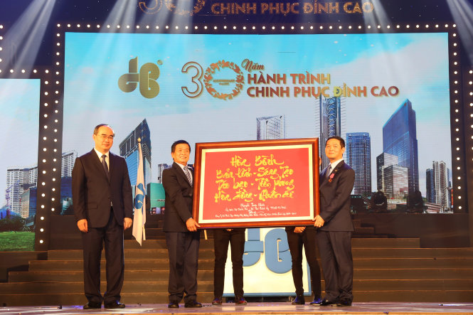 Ông Nguyễn Thiện Nhân, Ủy viên Bộ Chính trị, Bí thư Thành ủy TP.HCM trao tặng bích chương lưu niệm cho Hòa Bình. Ảnh K.NGÂN