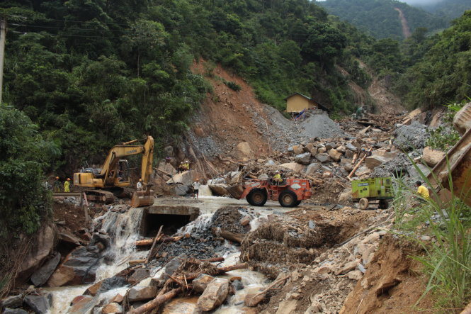 Tỉnh lộ 174 từ thị xã Nghĩa Lộ đi huyện Trạm Tấu, tỉnh Yên Bái bị sạt lở đất đá, khiến giao thông bị chia cắt nhiều ngày.-Ảnh: Chí Tuệ