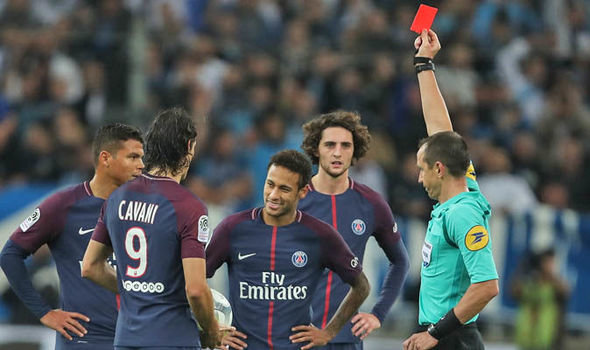 Neymar nhận thẻ đỏ sau khi húc đầu vào người Ocampos. Ảnh: GETTY