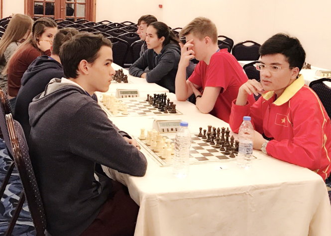 Nguyễn Anh Khôi (phải) đáng bại kỳ thủ chủ nhà Mitsis Georgios ở ván thứ 8 để sớm đoạt chức vô địch U-16 cờ nhanh thế giới. Ảnh: T.TH