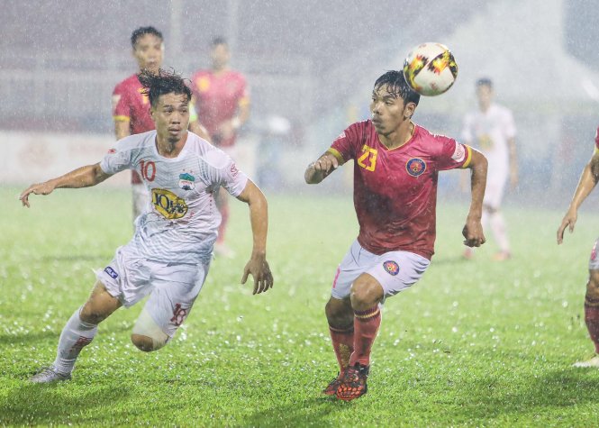 Không ghi bàn nhưng Công Phượng (10- Hoàng Anh Gia Lai) đã có nhiều đường chuyền đẹp cho đồng đội sút cầu môn. Ảnh: ANH HUY