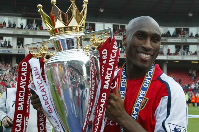 Sol Campbell khi đăng quang chức vô địch Giải ngoại hạng Anh cùng Arsenal. Ảnh: REUTERS