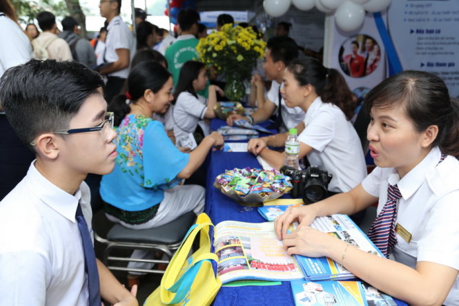 Học sinh các trường THPT nghe tư vấn hướng nghiệp tại gian tư vấn của các trường ĐH trong Ngày hội tư vấn tuyển sinh và hướng nghiệp, do báo Tuổi Trẻ tổ chức tại TP.HCM năm 2017 - Ảnh: NHƯ HÙNG