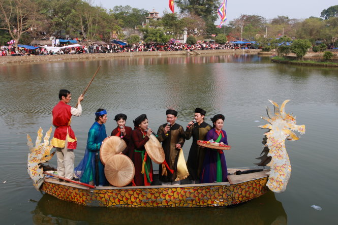 Hát quan họ trên hồ ở Bắc Ninh thu hút người nghe. -Ảnh: Phạm Thành Long