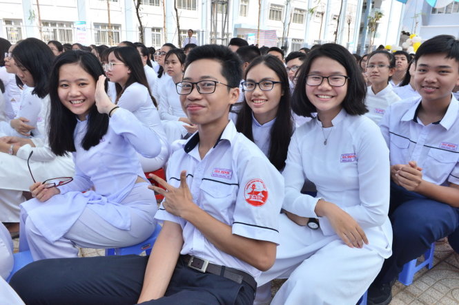 Học sinh trường THPT Gia Định rạng rỡ trong ngày khai giảng sáng 5-9-2017 - Ảnh: DUYÊN PHAN