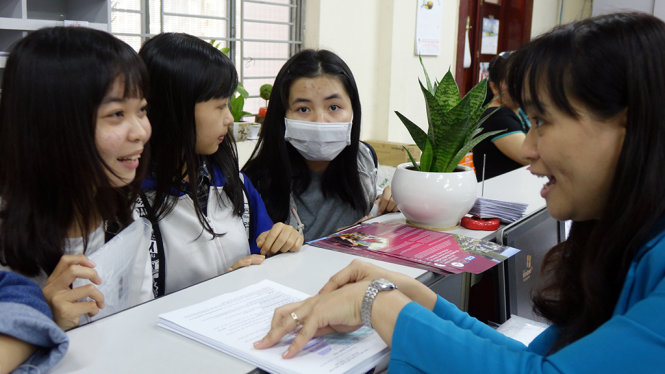 Thí sinh nộp hồ sơ xét tuyển vào Trường ĐH KHXH&NV - ĐHQG TP.HCM - Ảnh: NHƯ HÙNG