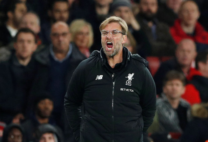 HLV Klopp chỉ đạo các cầu thủ Liverpool trong trận đấu. Ảnh: REUTERS