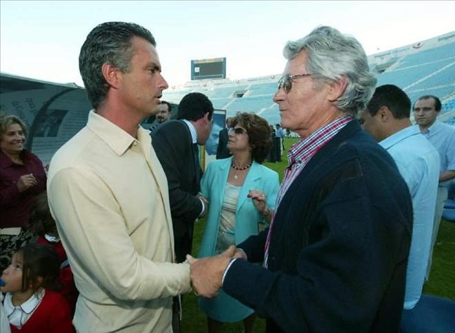 Mourinho và cha ông Jose Manuel Mourinho Felix vào năm 2003. Ảnh: GETTY IMGAES