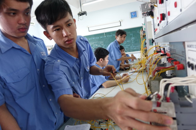 Sinh viên khoa điện - điện tử hệ cao đẳng nghề một trường cao đẳng tại TP.HCM trong giờ thực hành - Ảnh: NHƯ HÙNG