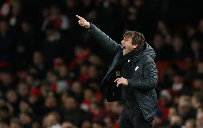 HLV Conte chỉ đạo các cầu thủ Chelsea trong trận đấu. Ảnh: REUTERS