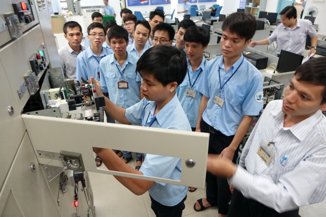 Sinh viên Trường ĐH Sư phạm kỹ thuật TP.HCM trong giờ thực hành - Ảnh: NHƯ HÙNG