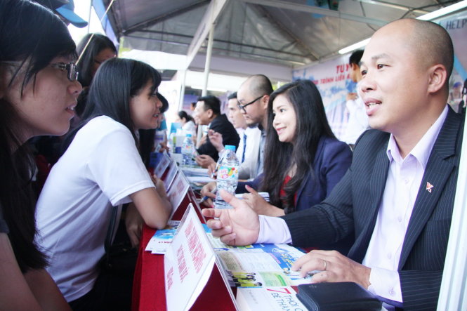 Đại diện các doanh nghiệp tư vấn cho học sinh về các ngành đào tạo tại Trường ĐH Tài chính - marketing - Ảnh: TRẦN HUỲNH