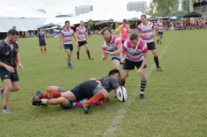 Tuy chỉ là một sân chơi phong trào, nhưng không khí giải đấu Saigon Rugby 10’s vẫn rất quyết liệt, sôi động -  Ảnh: H.Đ.