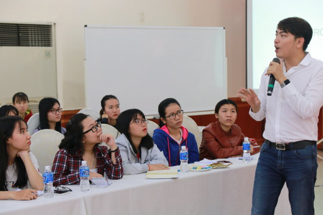 Tổng giám đốc 8X Nguyễn Thuận Đạt, cựu SV ĐH Ngoại thương, chia sẻ kỹ năng phản biện cho các sinh viên - Ảnh: T.HÂN