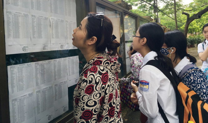 Phụ huynh và học sinh tra cứu điểm thi vào lớp 10 tại trường Chu Văn An, Hà Nội năm 2017 - Ảnh: VĨNH HÀ