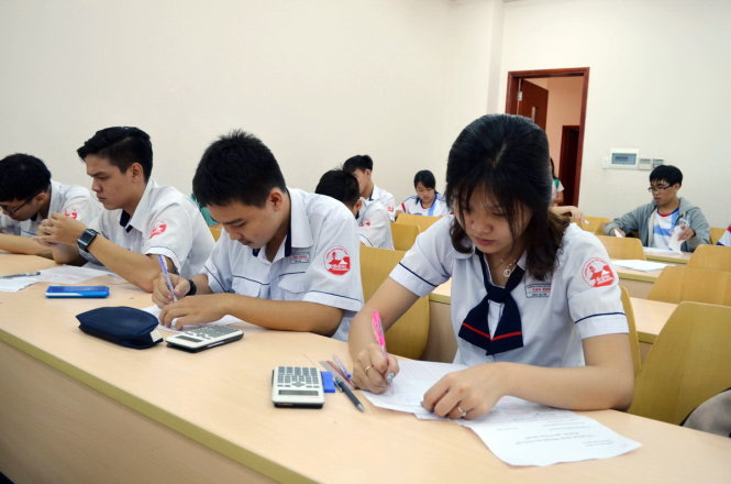 Thí sinh tham dự kỳ thi đánh giá năng lực do Trường ĐH Quốc tế - ĐHQG TP.HCM, tổ chức năm 2017 - Ảnh: MINH GIẢNG