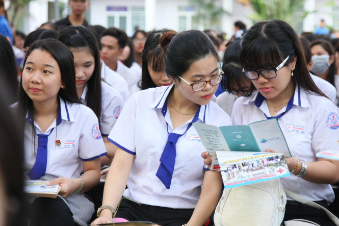Học sinh tìm hiểu thông tin tuyển sinh trong chương trình tư vấn tuyển sinh - hướng nghiệp 2017 - Ảnh: TRẦN HUỲNH