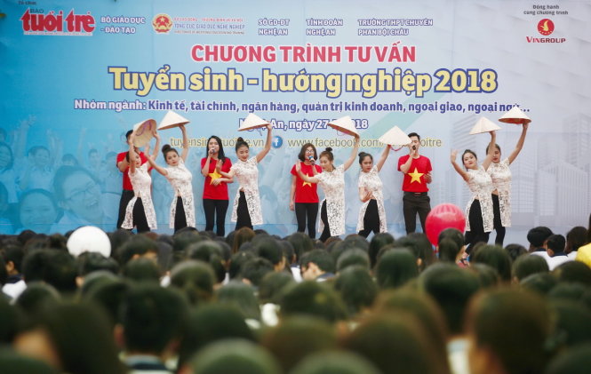 Chương trình văn nghệ chào mừng trước khi diễn ra chương trình tư vấn tuyển sinh - hướng nghiệp 2018 tại Nghệ An - Ảnh: CHÍ TUỆ
